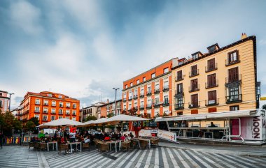 İnsanlar içki içmek ve Plaza Sta 'da sohbet etmek için rahatlar. Maria Soledad Torres Acosta Madrid, İspanya