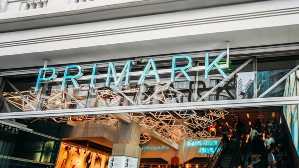 Fachada do edifício da loja de roupas Primark na Avenida Gran Via — Fotografia de Stock