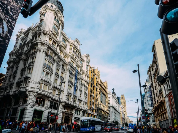 Gran Via utca Madridban, Spanyolországban. Európa - széles látószög — Stock Fotó