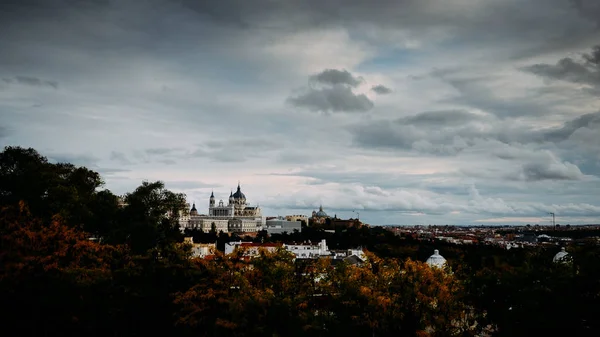 Vista da Catedral de Almudena e do Palácio Real de Madrid — Fotografia de Stock