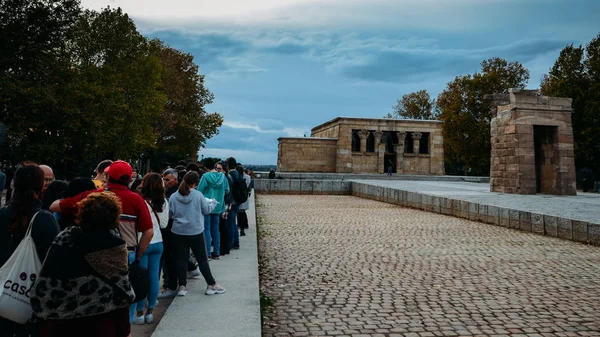 Los turistas hacen cola para entrar en el Templo de Debod, un antiguo templo egipcio que fue reconstruido en Madrid, España — Foto de Stock