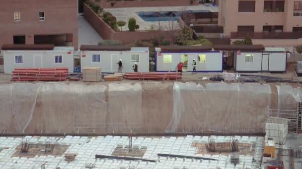 Oidentifierbara byggnadsarbetare som arbetar på byggarbetsplatsen — Stockvideo