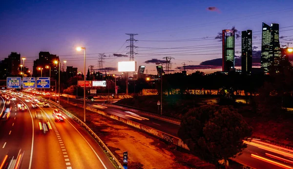 Lång exponering för tung pendeltrafik i Madrid, Spanien — Stockfoto