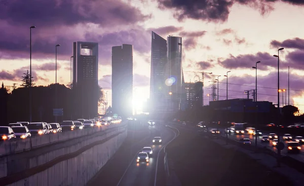 Panorama urbano generico del traffico pesante dell'autostrada pendolare con il distretto finanziario del centro in background — Foto Stock