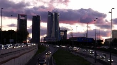 Madrid, İspanya 'daki yoğun banliyö trafiğinin zamanı