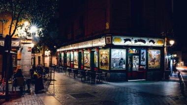 Madrid 'deki Tapas Bar, İspanya' da geleneksel fayansları var. İnsanlar terasta oturup eğleniyorlar.