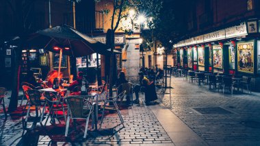 Madrid 'deki Tapas Bar, İspanya' da geleneksel fayansları var. İnsanlar terasta oturup eğleniyorlar.