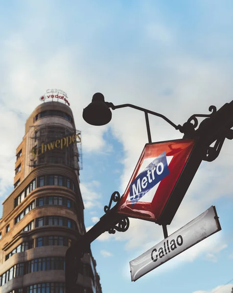 Detalle del signo de la estación de metro Callao en Madrid, España, con un efecto retro — Foto de Stock