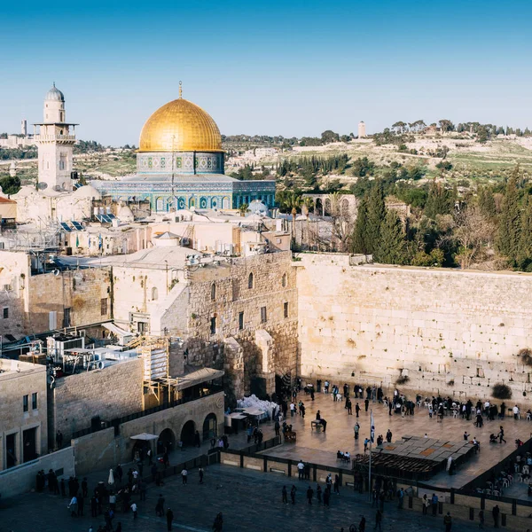 O Muro Ocidental é o remanescente da antiga muralha que rodeava o pátio dos templos judeus em jerusalem, Israel. Cúpula da Rocha é um santuário muçulmano localizado no Monte do Templo — Fotografia de Stock