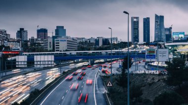 Las Tablas 'taki A1 karayolunda Cuatro Torres İş Bölgesi' ne doğru uzun süre ağır trafik vardı.