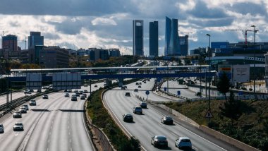 Las Tablas 'ta A1 karayolunda ağır banliyö trafiği Madrid şehir merkezindeki Cuatro Torres İş Bölgesi' ne bakıyor.