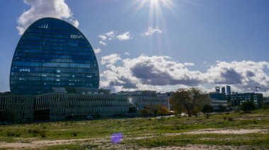 Herzog ve de Meuron 'un Las Tablas, Madrid, İspanya' daki Bbva genel merkezinin modern cephesi