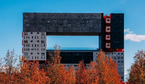 Fachada do prédio de apartamentos Edificio Mirador, em Sanchinarro, Madri, Espanha — Fotografia de Stock