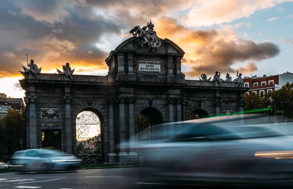 Puerta de Alcalá, Puerta o Ciudadela es un monumento neoclásico en la Plaza de la Independencia de Madrid, España — Foto de Stock