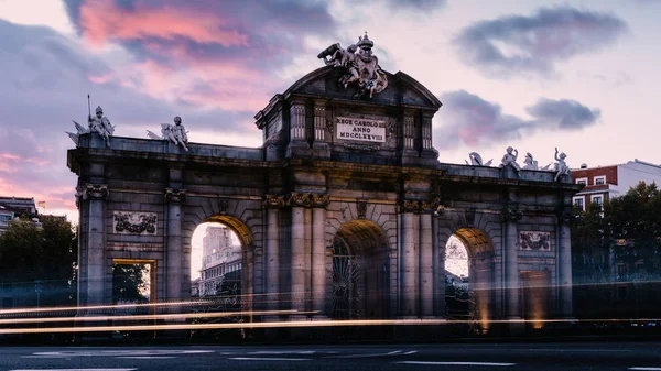 Puerta de Alcala, Portão ou Portão da Cidadela em Inglês é um monumento neoclássico na Plaza de la Independencia em Madrid, Espanha — Fotografia de Stock