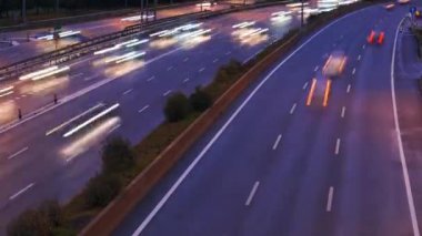 Yoğun otoyoldaki trafik sıkışıklığının zamanlaması Akşamdan akşama geçiş sırasında uzun ışık izlerine maruz kalma