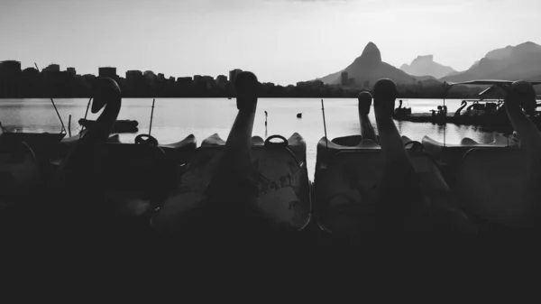 Silueta de cisnes en Laguna Rodrigo de Freitas Laguna, agua, cielo, montaña Dos hermanos, Piedra de Gavea, Río de Janeiro, Brasil. Monocromo — Foto de Stock