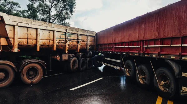 Accidente de camión en carretera, de cerca - capturado en Brasil — Foto de Stock