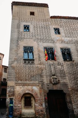 İspanya, Segovia 'daki eski binalar benzersiz desenlerle dekore edilmiş.
