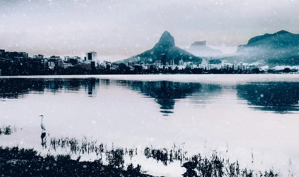 Laguna Rodrigo de Freitas en Río de Janeiro, Brasil con manipulación digital de una escena invernal — Foto de Stock