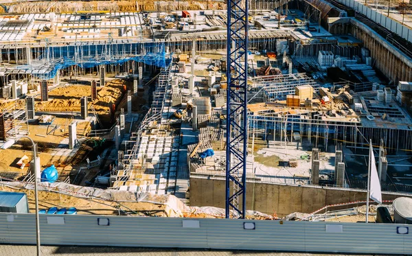 Hoog perspectief zicht op lege bouwplaats met kranen — Stockfoto