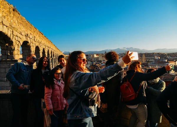 Touruister vid akvedukten i Segovia, Unescos världsarv i Spanien — Stockfoto