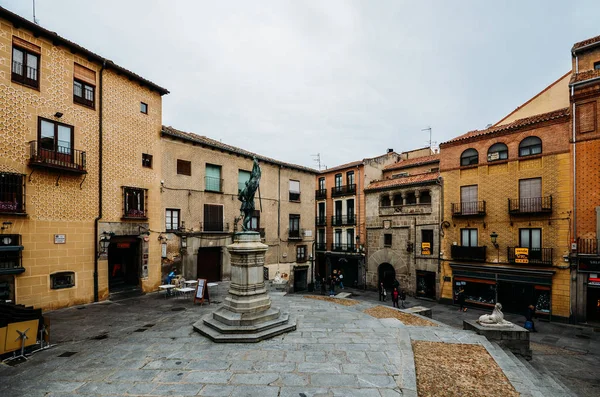 Plein met monument voor Juan Bravo, kapitein van de comunero en strijders voor Castilla y Segovia in de 16e eeuw. Opgericht in Segovia, Spanje — Stockfoto