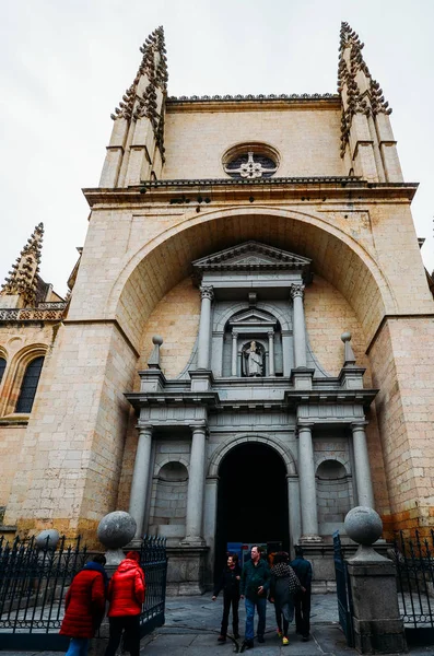 Tourists enter Segovia Cathedral, Castile-Leon, Spain, Europe — ストック写真