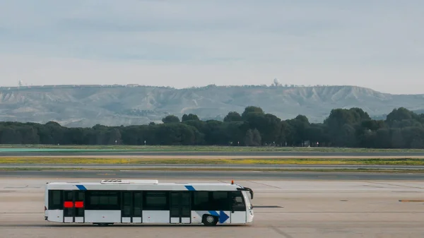 Boş beyaz havaalanı otobüsü. Havacılık servisi - Boşluğu kopyala — Stok fotoğraf