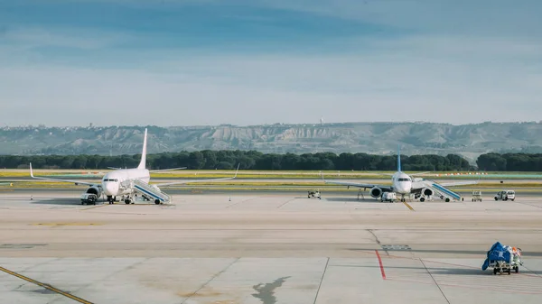 Generic airplanes at the airport on the tarmac — Stock Photo, Image