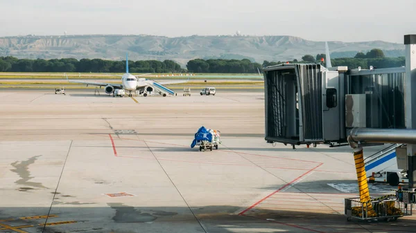 Avion générique à l'aéroport sur le tarmac — Photo