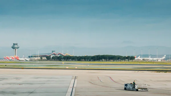 Aeroporto di Madrids Bajaras, Spagna sullo sfondo — Foto Stock