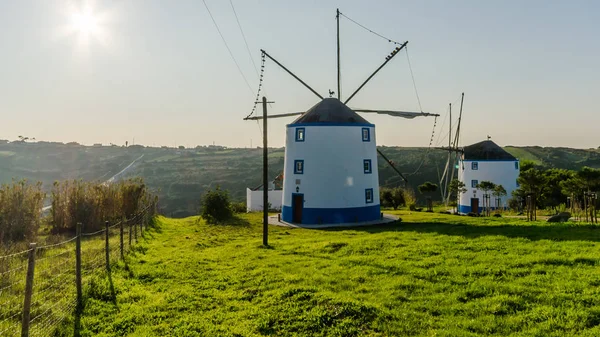Moinho de vento típico português em Sintra, Portugal — Fotografia de Stock