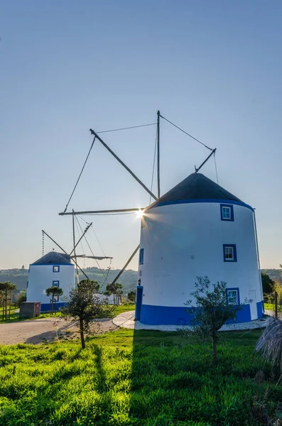 Un tipico mulino a vento portoghese a Sintra, Portogallo — Foto Stock