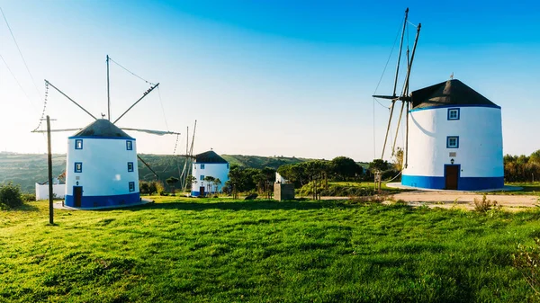 Moinho de vento típico português em Sintra, Portugal — Fotografia de Stock