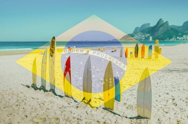 Rio de Janeiro 'daki Ipanema plajında sörf tahtası sırası. Brezilya bayrağı dijital bir manipülasyon bileşimi