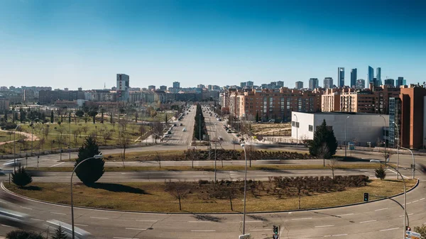 Veduta del quartiere periferico di Sanchinarro guardando verso il quartiere degli affari Cuatro Torres a Madrid, Spagna — Foto Stock
