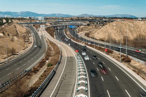 Generiska motorvägar överträffar långvarig exponering med bilar. Fångad i utkanten av Madrid, Spanien — Stockfoto