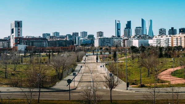 Veduta del quartiere periferico di Sanchinarro guardando verso il quartiere degli affari Cuatro Torres a Madrid, Spagna — Foto Stock