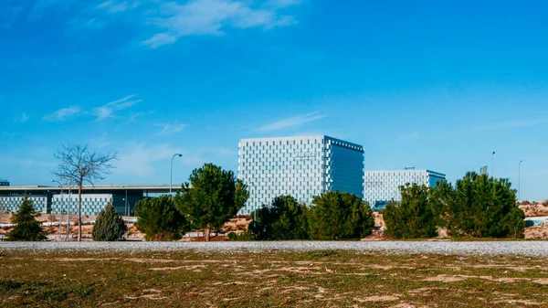 Vista de la sede principal de telecomunicaciones de Telefónica en Las Tablas, Madrid, España — Foto de Stock