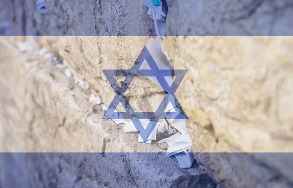 Foco seletivo em notas a Deus nas rachaduras entre os tijolos do Muro Ocidental, também conhecido como Kotel, na cidade velha de Jerusalém, Israel — Fotografia de Stock