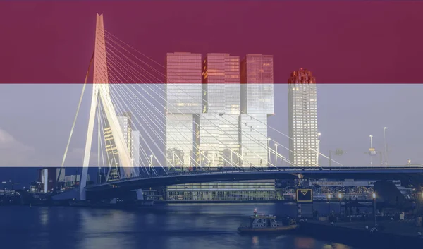 Ponte Erasmus no rio Meuse, Roterdão à noite sobreposta com uma bandeira holandesa — Fotografia de Stock