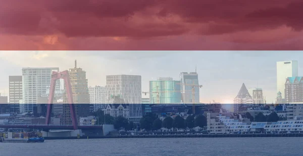 Panorama do centro da cidade de Roterdão sobre o rio Nieuwe Maas, Países Baixos — Fotografia de Stock