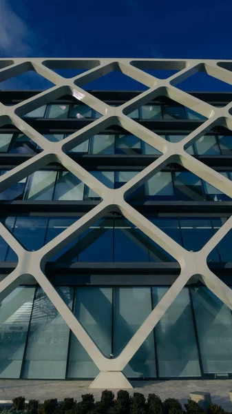 Fachada de edifício moderno Oxxeo em Las Tablas, Madrid, Espanha — Fotografia de Stock