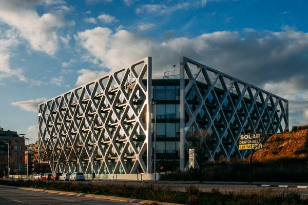Fachada moderna del edificio Oxxeo en Las Tablas, Madrid, España — Foto de Stock