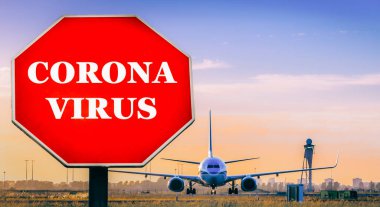 Coronavirus dur tabelasına yazılmış ve uçak pistte arka planda.