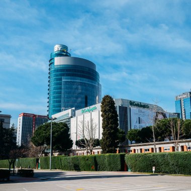 Passeo de la Castellana 'da çeşitli ofis binaları olan El Corte Ingles mağazası, Madrid, İspanya