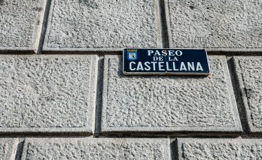 Passeo de la Castellana 'da imza, Madrid' in merkezinde geniş bir bulvar.