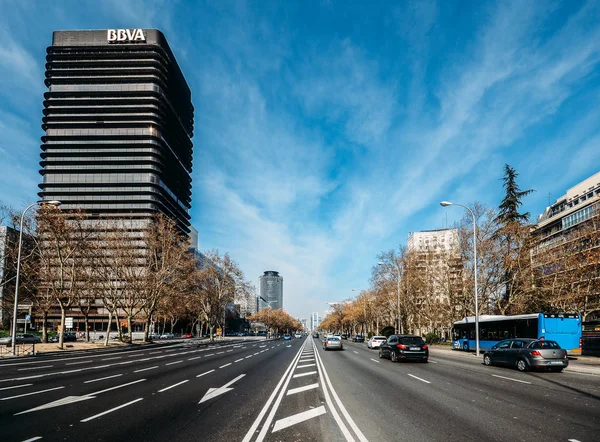 Veduta del Passeo de la Castellana, un ampio viale nel centro di Madrid — Foto Stock