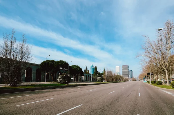 Passeo de la Castellana, a wide boulevard in central Madrid — Stockfoto